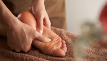 massage des pieds avec de l'huile de cbd