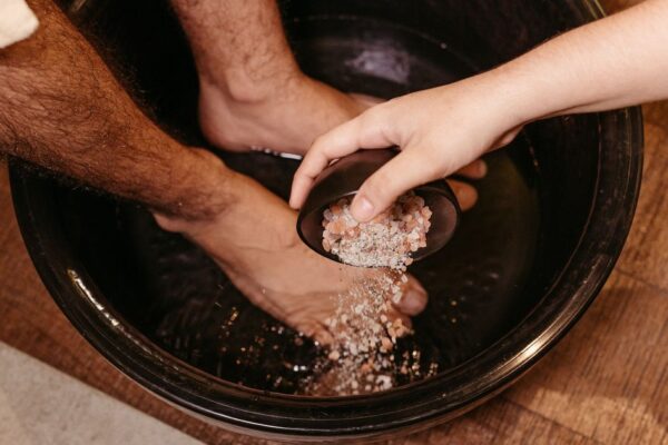 Bain de pieds au vinaigre blanc : intérêt, précautions et erreurs à éviter