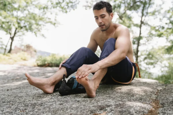 Douleur dessus du pied : causes fréquentes et comment la soulager