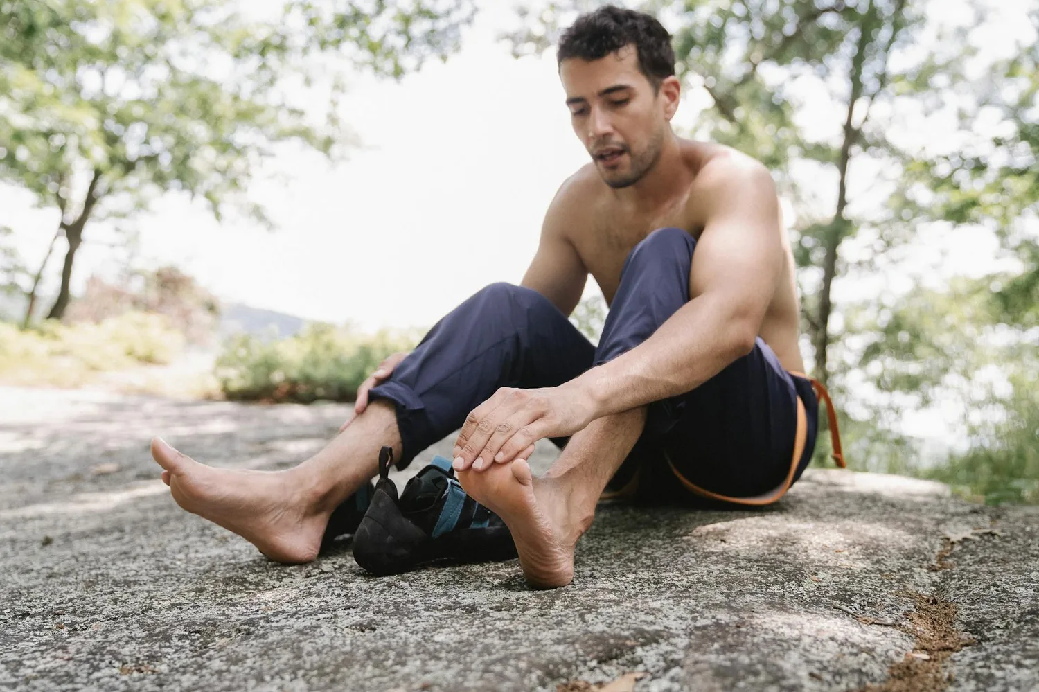 Douleur dessus du pied : causes fréquentes et comment la soulager