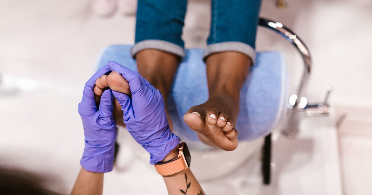 Comment enlever les peaux mortes des pieds sans les abîmer ?